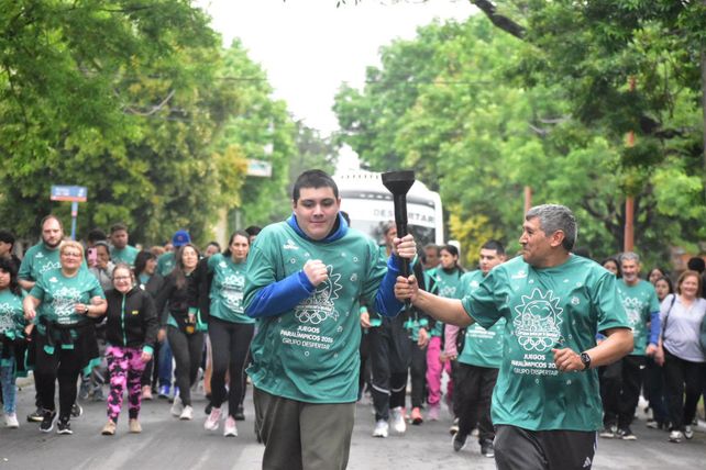 &nbsp;Al paso de la caravana institucional rumbo al estadio