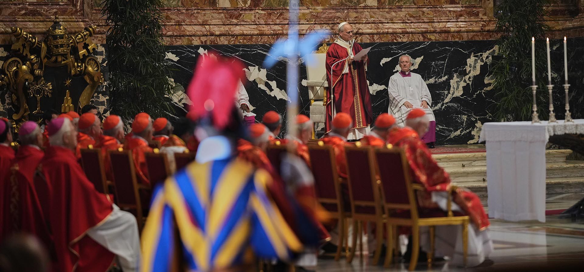 El Papa León XIV preside la misa en la Basílica de San Pedro en el Vaticano por el eterno descanso del alma del difunto Papa Francisco y de los cardenales fallecidos, el lunes 3 de noviembre de 2025. (Foto AP/Andrew Medichini) El Papa León XIV preside la misa en la Basílica de San Pedro en el Vaticano por el eterno descanso del alma del difunto Papa Francisco y de los cardenales fallecidos, el lunes 3 de noviembre de 2025. (Foto AP/Andrew Medichini)