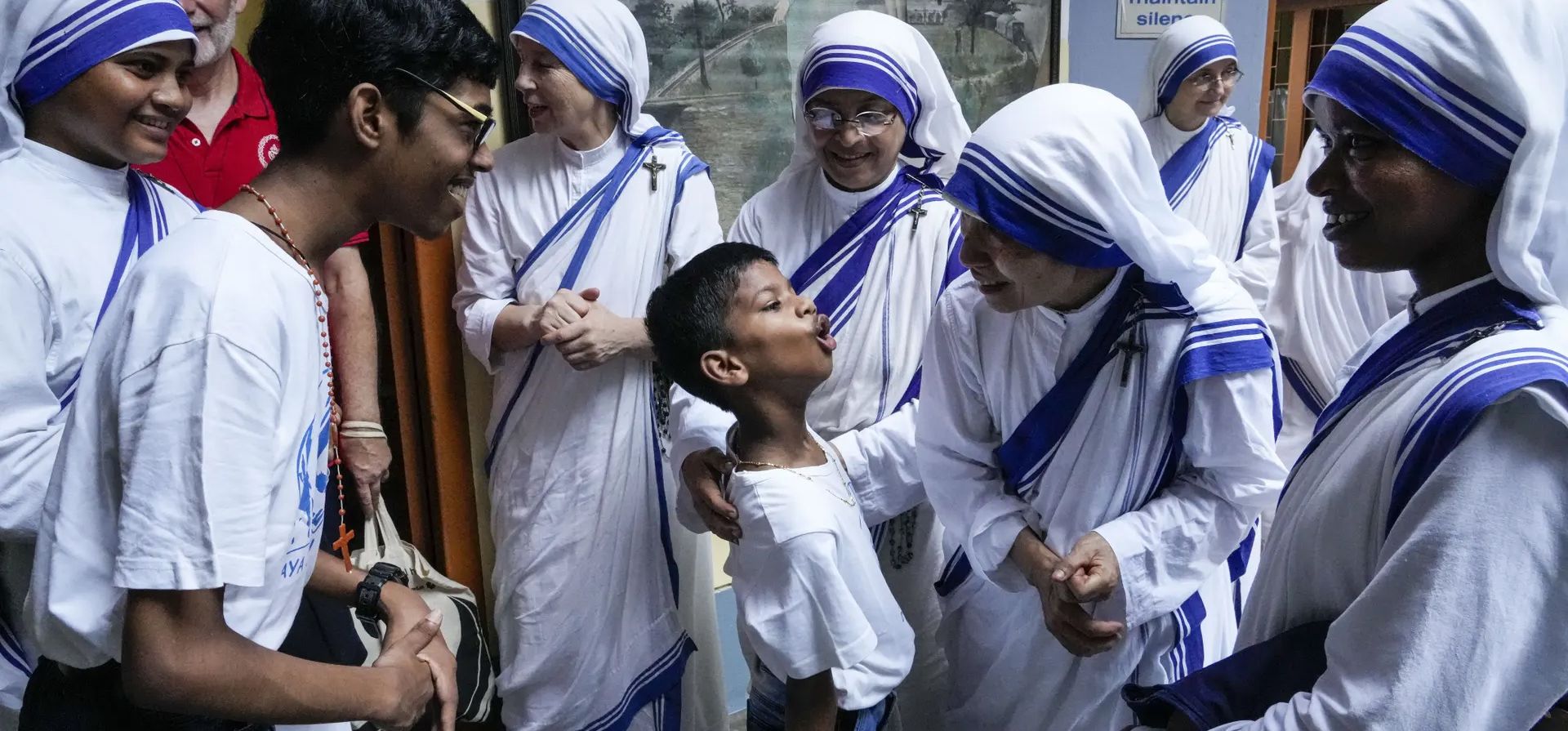 Niños con capacidades especiales saludan a las monjas de las Misioneras de la Caridad, la orden fundada por la Madre Teresa, después de un encuentro de oración para conmemorar el 25 aniversario de su muerte, Calcuta, India. Fotografía: Bikas Das/AP