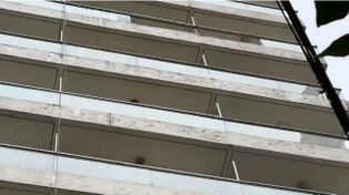 Pánico en el centro de la ciudad: cayó el vidrio de un balcón a la vereda