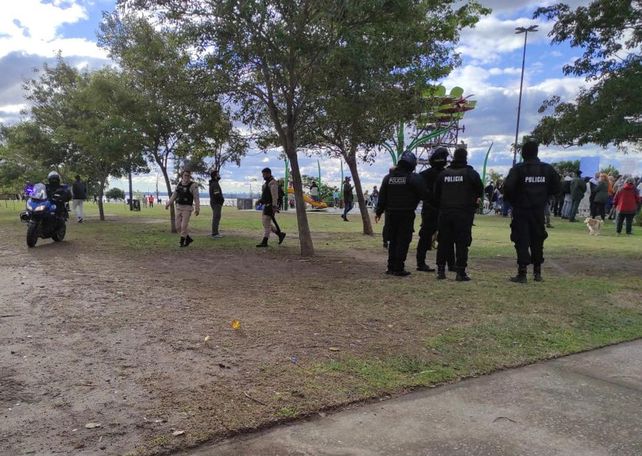 Cientos de personas rompieron las restricciones y se juntaron en el parque de las Colectividades