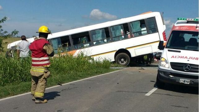 Las crudas imágenes del choque frontal de los micros de Monticas en la ruta 33