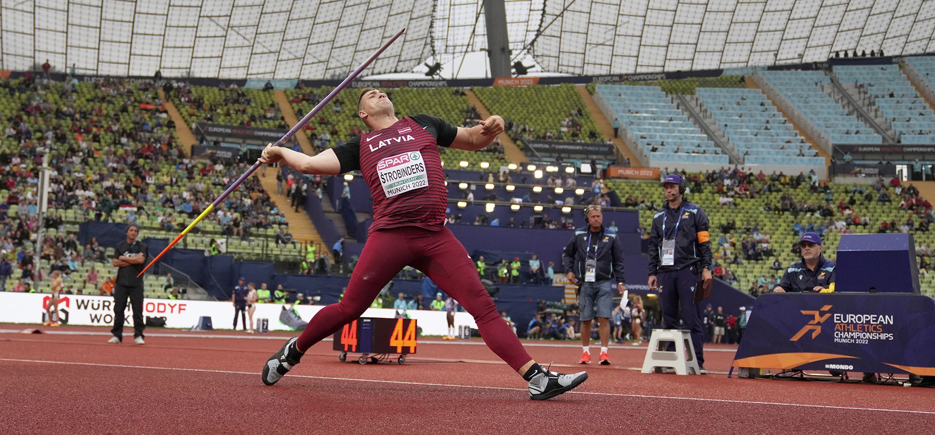 Rolands Strobinders, de Letonia, hace un intento en la calificación de lanzamiento de jabalina masculina durante la competencia de atletismo en el Estadio Olímpico en el Campeonato Europeo en Munich, Alemania, el viernes 19 de agosto de 2022.