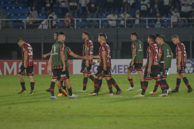 Los jugadores de Patronato con la cabeza en alto.