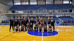 El plantel y cuerpo técnico de Echagüe en el estadio Luis Butta.&nbsp;