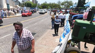 El tractorazo de productores llegó al Monumento a la Bandera