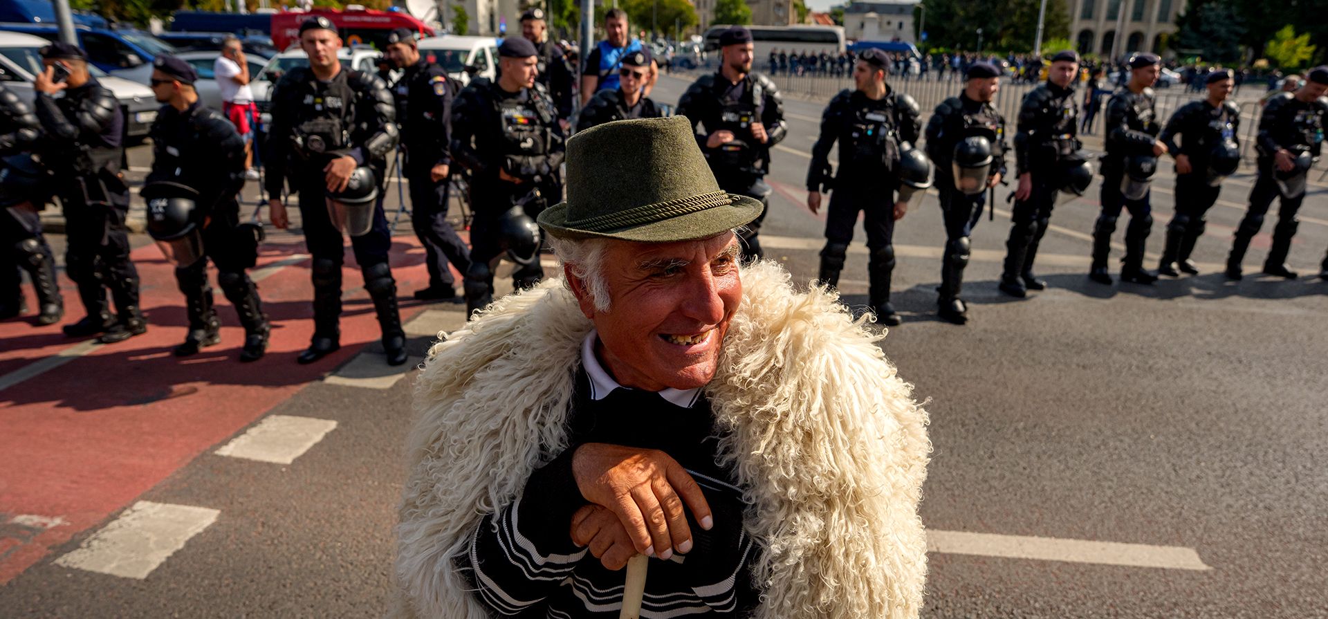 Un pastor se encuentra frente a una fila de policías antidisturbios durante una protesta de agricultores en Bucarest, Rumanía, el martes 15 de septiembre de 2026. (Foto AP/Andreea Alexandru)