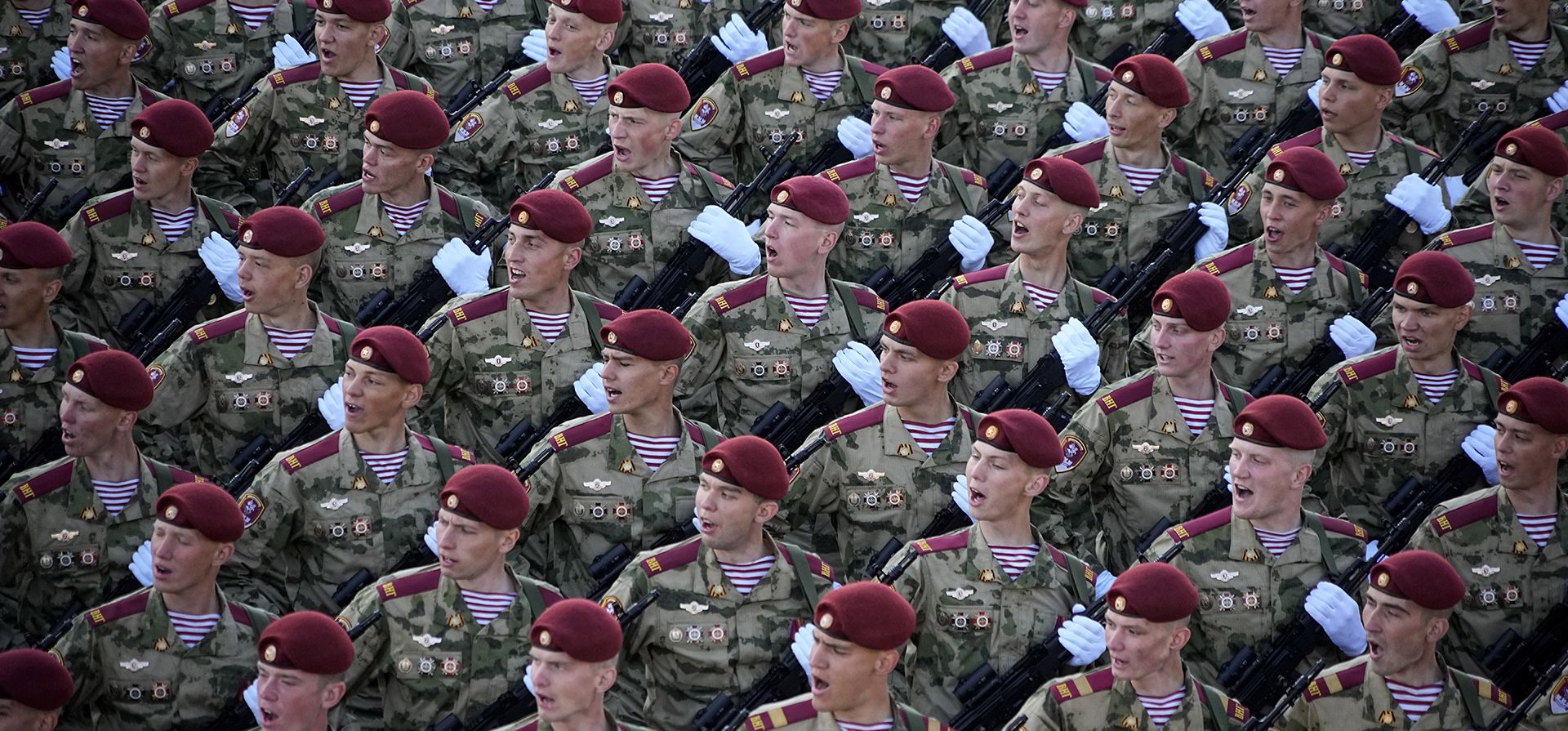 Soldados rusos marchan hacia la Plaza Roja para asistir a un desfile militar del Día de la Victoria en Moscú, Rusia, el martes 9 de mayo de 2023, con motivo del 78º aniversario del fin de la Segunda Guerra Mundial. (Foto AP/Alexander Zemlianichenko)
