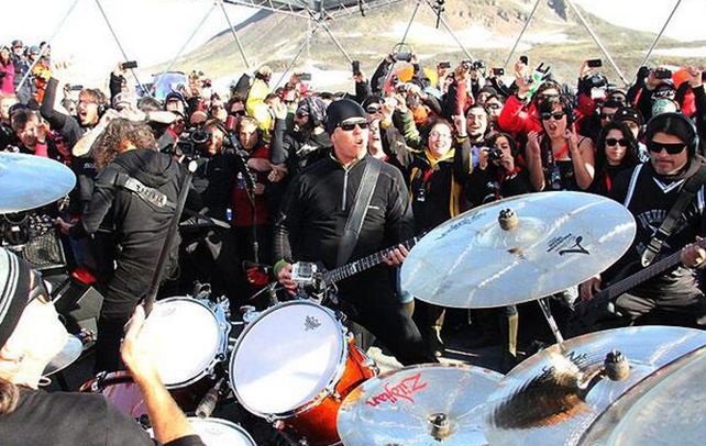 Calor antártico. Durante una hora la banda tocó para un reducido público que escuchó el recital con auriculares.