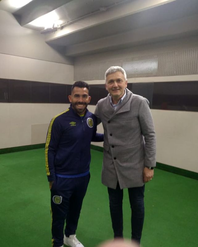 Carloni junto a Tevez, la foto que publicó el presidente en ejercicio en Central. El Apache aún no rescindió su contrato.