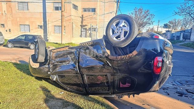 Por un vuelco en 1º de Mayo y Castelli trasladaron a tres personas al hospital