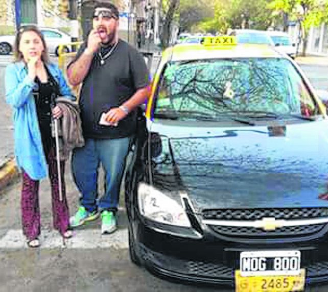 sancionados. El taxista junto a la joven mamá no vidente