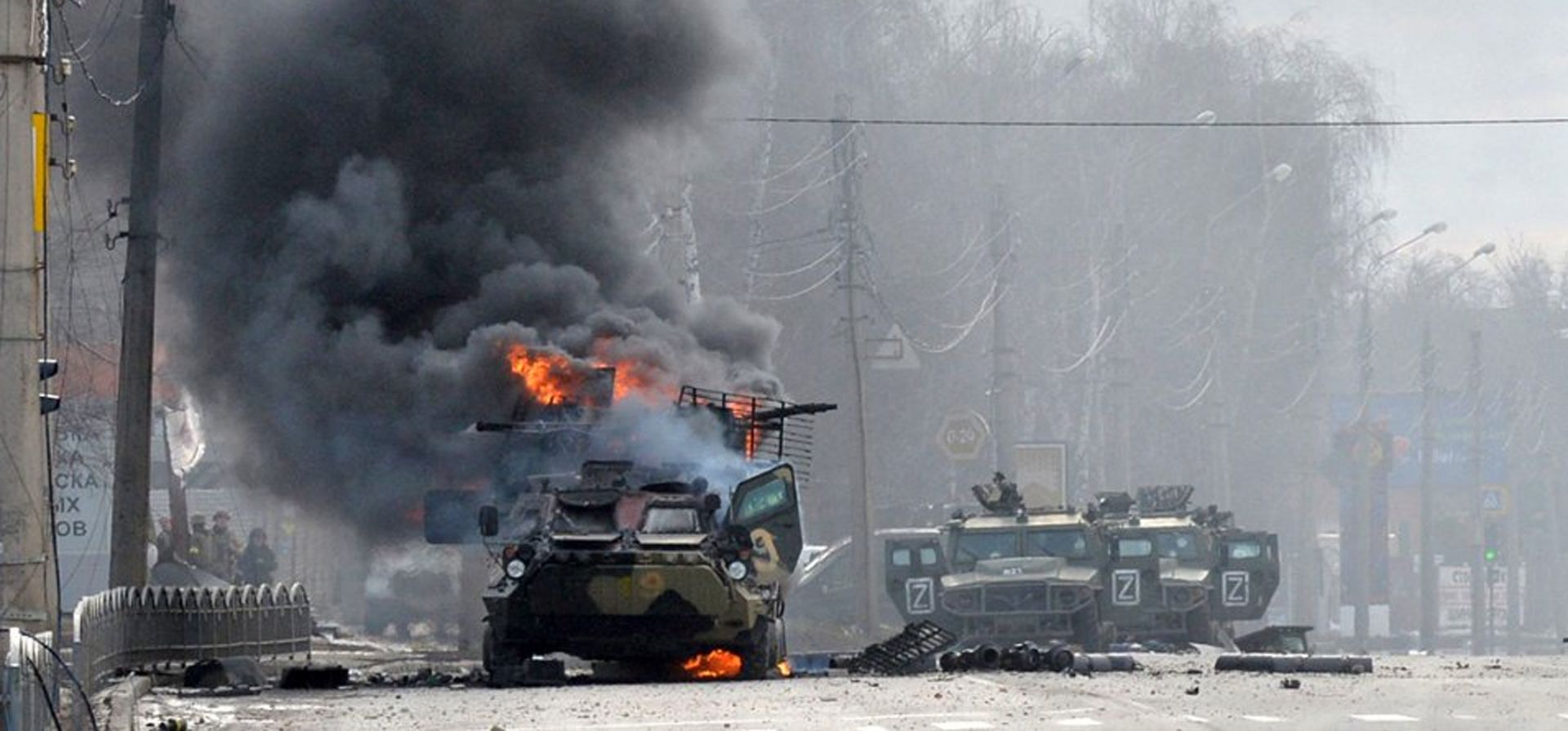 Un vehículo blindado ruso arde en la ciudad ucrania de Jarkóv. Fotografía tomada el 26 de febrero de 2022. El presidente ruso, Vladímir Putin, ha ordenado poner en alerta máxima a sus fuerzas de disuasión, las unidades responsables de manejar las armas nucleares, como respuesta a las sanciones y la actitud “agresiva” de miembros de la OTAN.