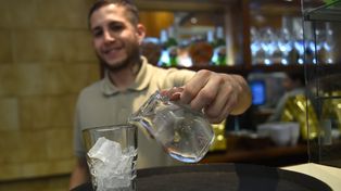 La jarra de agua sin costo ya es obligatoria en bares y restaurantes.