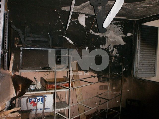 Las dotaciones del Cuerpo de Bomberos Zapadores extinguieron el foco ígneo pero no pudieron rescatar al morador de la vivienda.&nbsp;