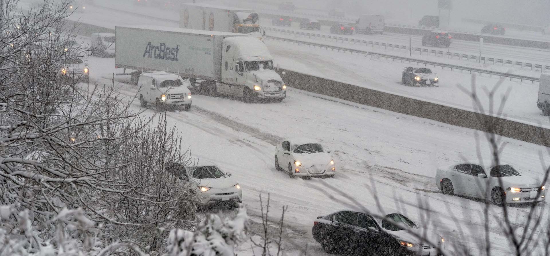 Un camión resbala sobre la calzada nevada al subir una pequeña colina en la I-495, Capital Beltway, mientras cae nieve en Fort Washington, Maryland. Foto: AP