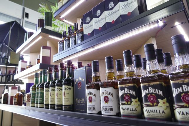 Parte del stock de bebidas de La Masía en su nueva sucursal, en la esquina de Pellegrini y Campbell.