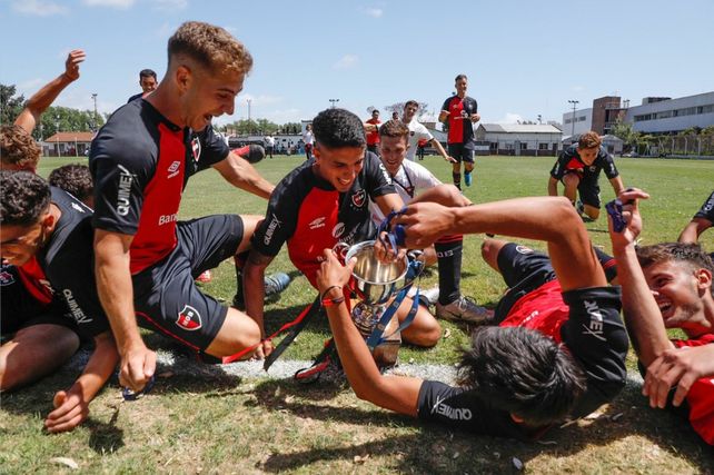 Los chicos de la 4ª de AFA de Newells festejan el título