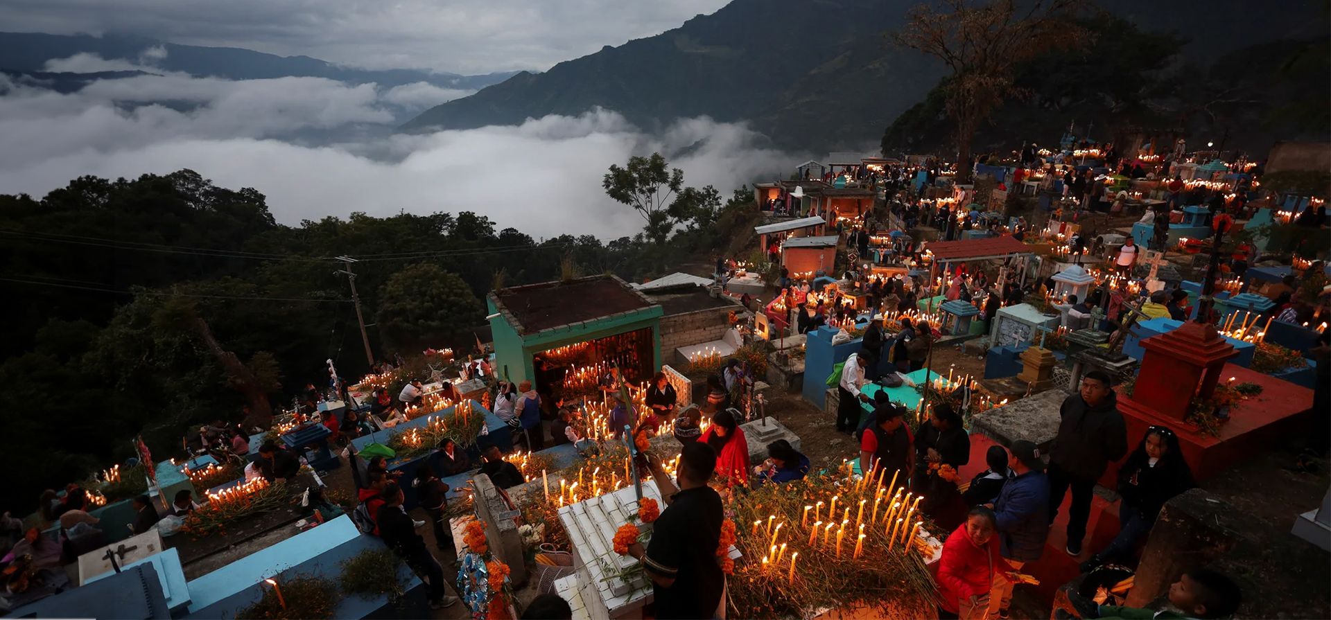 La gente se reúne alrededor de las tumbas de sus seres queridos fallecidos durante las celebraciones anuales del Día de los Muertos, Mazatlán Villa de Flores, México. Fotografía: Jorge Luis Plata/Reuters La gente se reúne alrededor de las tumbas de sus seres queridos fallecidos durante las celebraciones anuales del Día de los Muertos, Mazatlán Villa de Flores, México. Fotografía: Jorge Luis Plata/Reuters