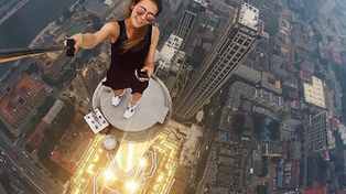 Las impresionantes imágenes de la fotógrafa rusa que se saca las selfies más peligrosas