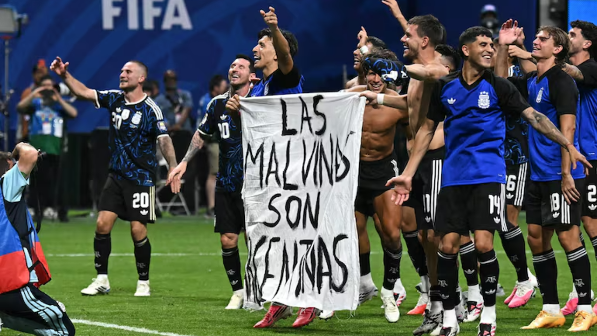 Cómo llegó la bandera que decía Las Malvinas son argentinas a los jugadores de la selección argentina