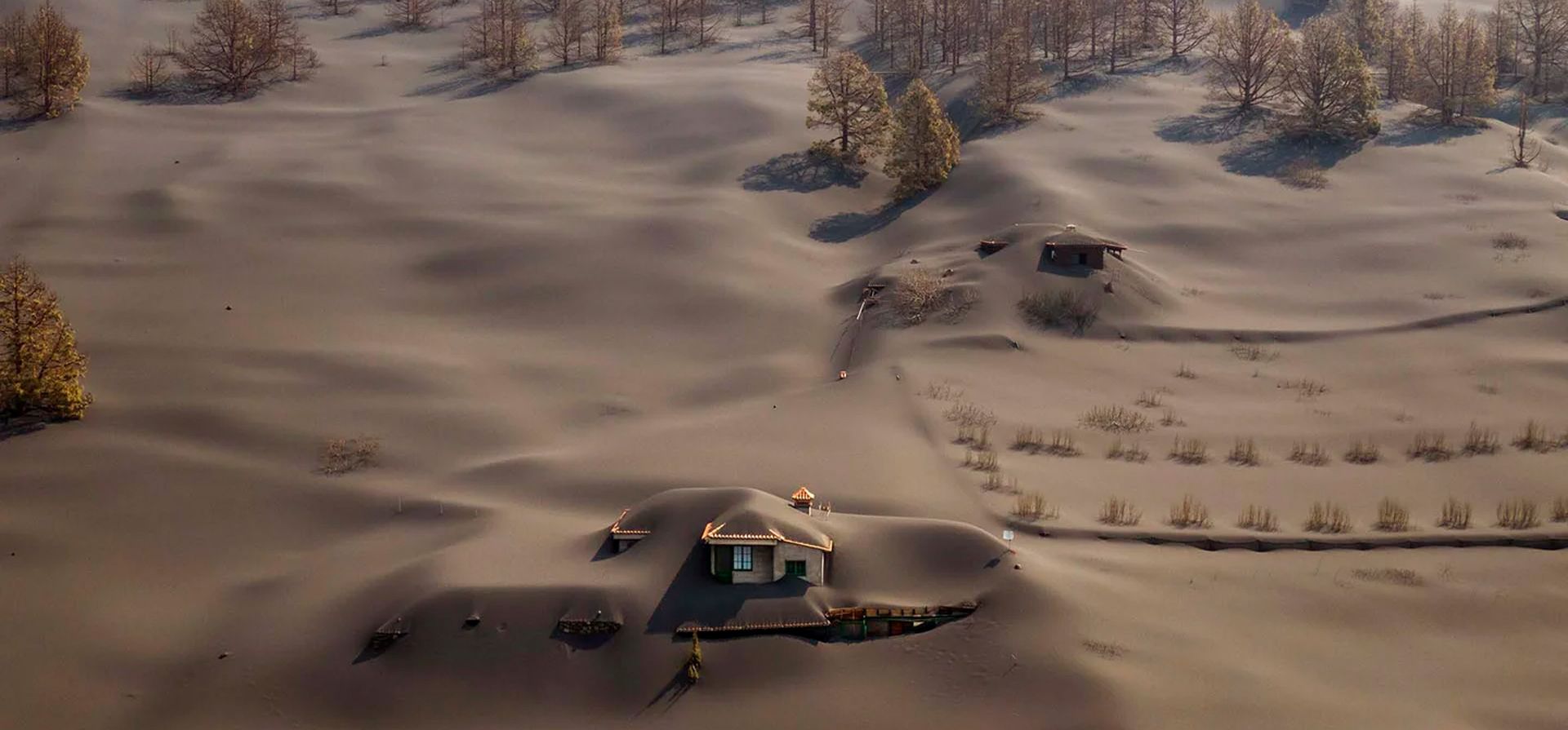 Una casa cubierta por la ceniza del volcán que continúa en erupción en La Palma, en las Islas Canarias de España el 30 de octubre de 2021. Foto: AP