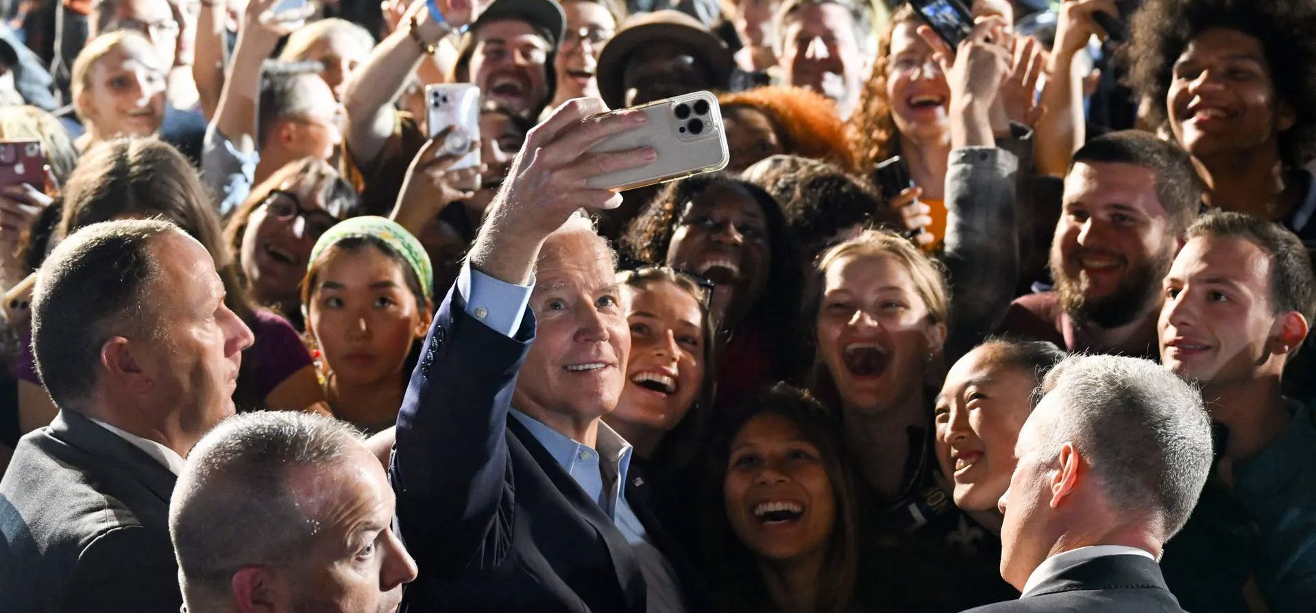 Nueva York, EE. UU. Joe Biden posa con simpatizantes durante un mitin de candidatos demócratas, incluida la gobernadora de Nueva York, Kathy Hochul, en Sarah Lawrence College en Bronxville. Fotografía: Saul Loeb/AFP/Getty Images
