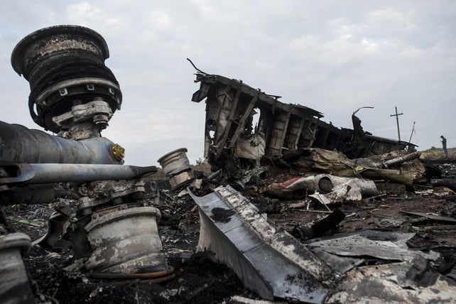 Ucrania acusa a los separatistas de sacar 38 cuerpos del avión derribado