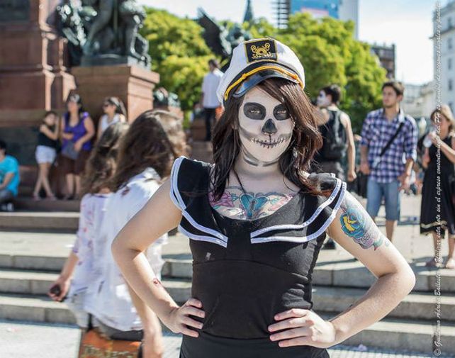 Decenas de fanáticos del universo zombie se maquillaron y posaron para mostrar su trabajo.