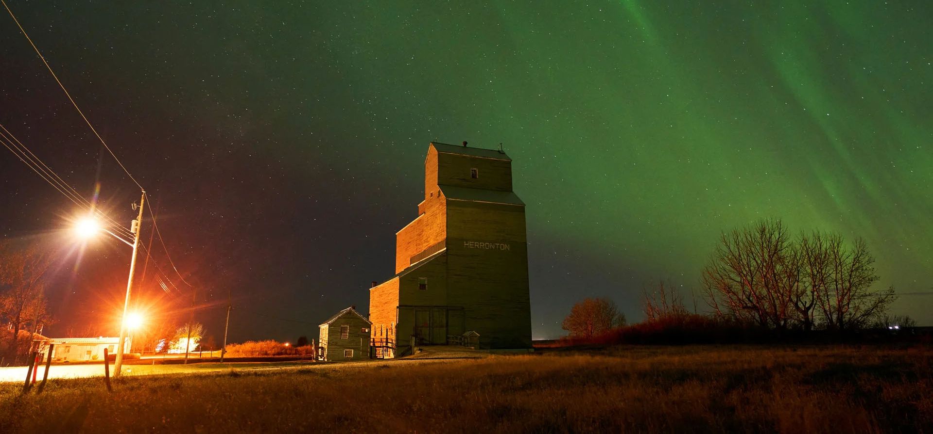 Las auroras boreales, también conocidas como auroras boreales, iluminan el cielo sobre un antiguo ascensor en Alberta, Herronton, Canadá. Fotografía: Todd Korol/Reuters Las auroras boreales, también conocidas como auroras boreales, iluminan el cielo sobre un antiguo ascensor en Alberta, Herronton, Canadá. Fotografía: Todd Korol/Reuters