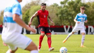 Ever Banega en acción ante Los Andes de Alcorta. Una fija para el regreso al once de Newells ante Boca.