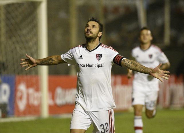 Abrazo de gol. Nacho pegó dos gritos en Santa Fe para la goleada . Hizo uno de cabeza y el otro de penal.