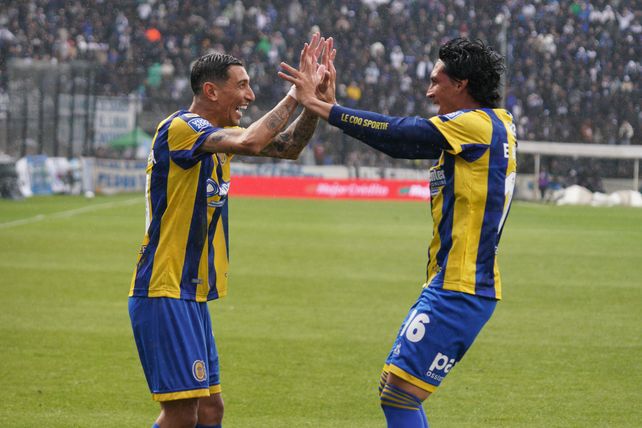 Ángel Di María y Enzo Giménez celebran el gol del paraguayo. El córner lo ejecutó Fideo.&nbsp;