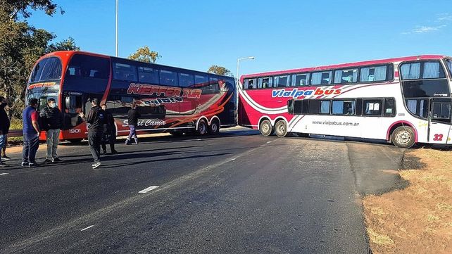 Transportistas de turismo autoconvocados cortaron durante toda la jornada la autopista Santa Fe-Rosario.&nbsp;