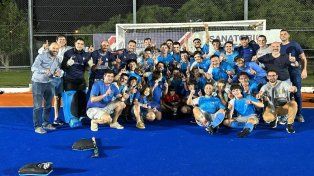 El plantel de Rowing, el trofeo y los festejos en la cancha principal de la Asociación Santafesina de Hockey tras la coronación.