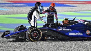 El argentino baja del auto tras el toque de Esteban Ocon, que también fue víctima del alemán Hulkenberg.