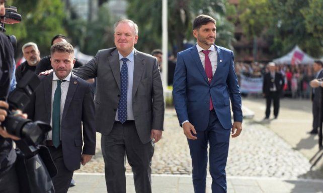 El gobernador Maximiliano Pullaro llegó a la Legislatura junto al senador Felipe Michlig y el secretario general