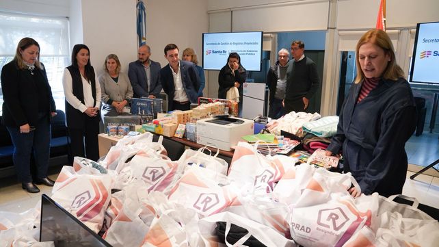 La vicegobernadora Scaglia junto a otros funcionarios durante la entrega de elementos al Hospital de Niños Zona Norte de Rosario.&nbsp;