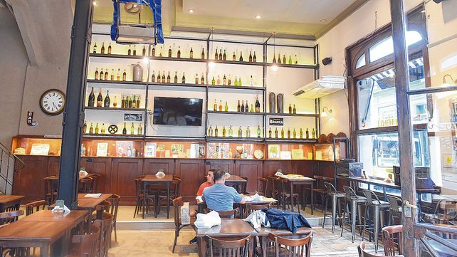 nueva impronta. El bar que fue inaugurado en 1898 en pleno barrio filoportuario luce renovado