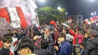 Los hinchas de River festejan el título en Paraná.
