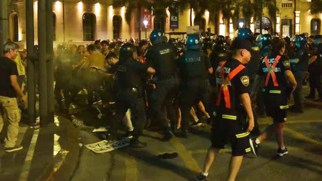 Efectivos de seguriad reprimen cacerolazo en Córdoba.&nbsp;Foto: La Voz