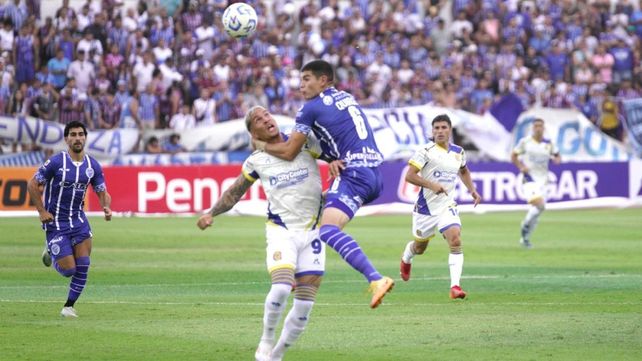 Leandro Quiroz se cuelga de Enzo Copetti. El partido en Mendoza entre Rosario Central y Godoy Cruz empezó con todo.