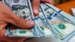 El dólar blue sigue subiendo y cerró a 138 pesos