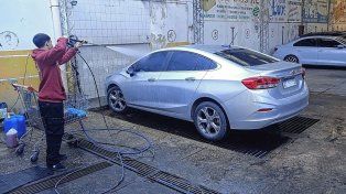 Lavaderos de autos, un negocio atado a los vaivenes del clima y el bolsillo