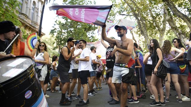 Marcha antifascista: cierre multitudinario con el Monumento a la Bandera de fondo