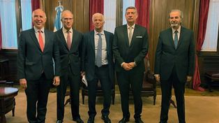 Cúneo Libarona junto a los cuatro integrantes de la Corte Suprema. Falta ocupar la vacante que dejó Elena Highton de Nolasco luego de jubilarse en noviembre de 2021.