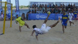 Volando junto al río Paraná. El jugador de Argentino de fútbol playa ensaya una tijera para impactar la pelota. El público disfrutó de un gran partido.&nbsp;
