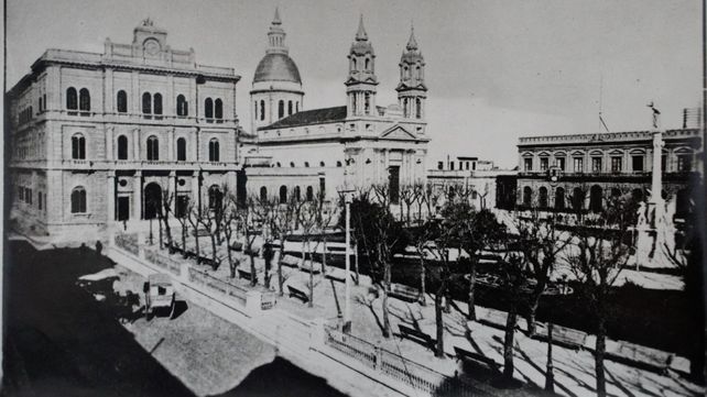 La Plaza 25 de Mayo a principios del siglo pasado, cuando estaba rodeada por una reja y sus árboles aún eran pequeños.