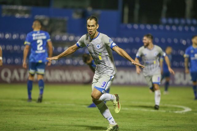 Festejo de Velázquez, tras un gran zurdazo. Con ese gol, 12 de Octubre venció a Central en Paraguay.