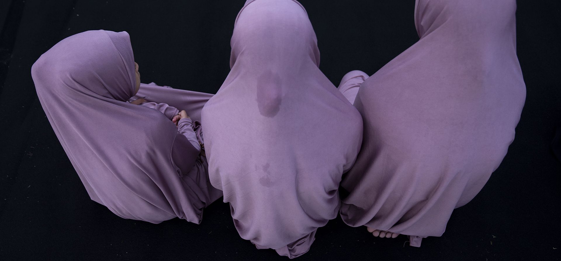 Niñas musulmanas asisten a la oración de Eid al-Fitr en un parque en la ciudad mixta árabe judía de Jaffa, cerca de Tel Aviv, Israel, el lunes 2 de mayo de 2022. Musulmanes de todo el mundo celebran el final del sagrado mes de ayuno del Ramadán.
